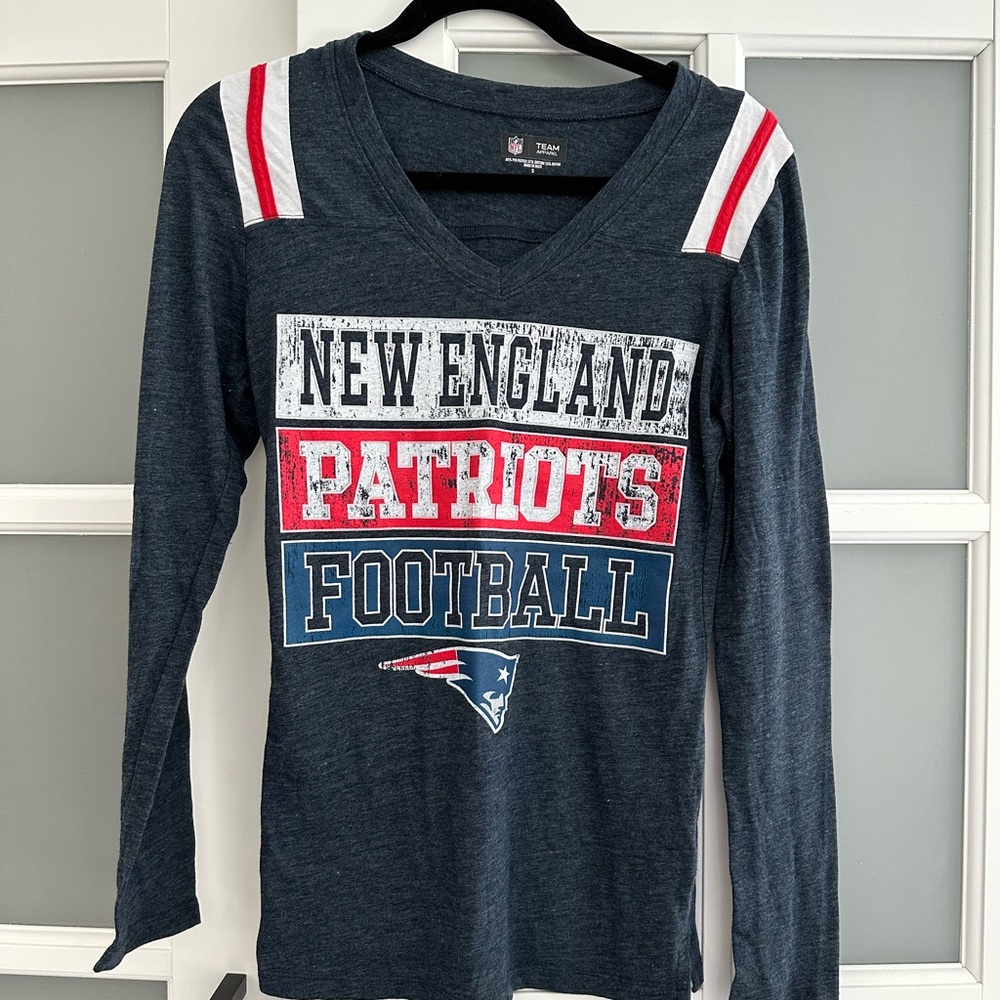 Women’s long sleeved Patriots shirt